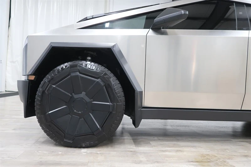 2025 Tesla Cybertruck - Image 15 of 21