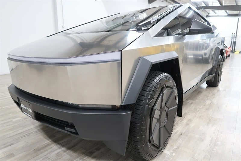 2025 Tesla Cybertruck - Image 14 of 21