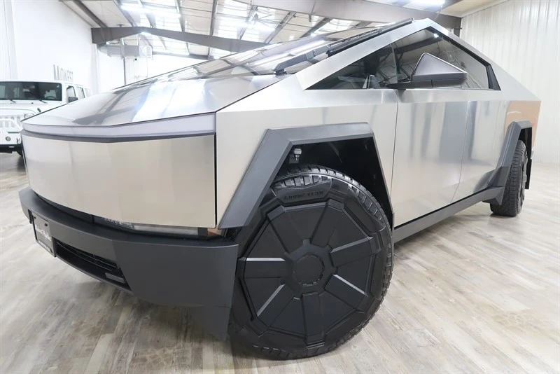 2025 Tesla Cybertruck - Image 2 of 21