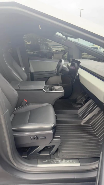 2025 Tesla Cybertruck - Image 8 of 10