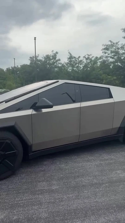 2025 Tesla Cybertruck - Image 10 of 10