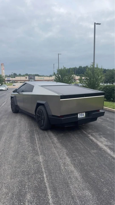 2025 Tesla Cybertruck - Image 4 of 10