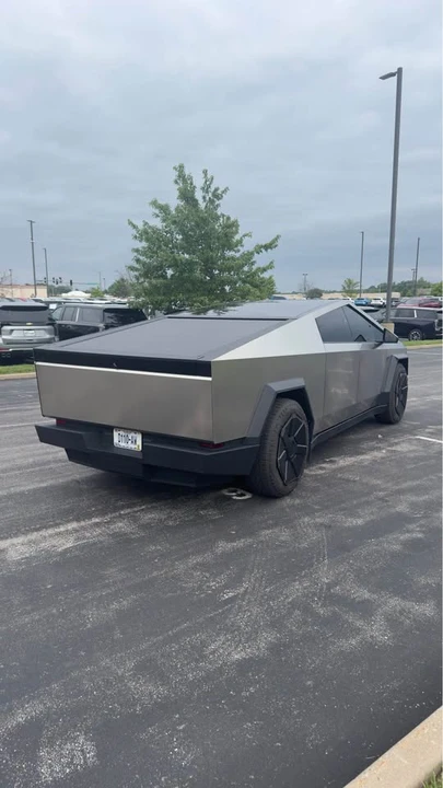 2025 Tesla Cybertruck - Image 3 of 10
