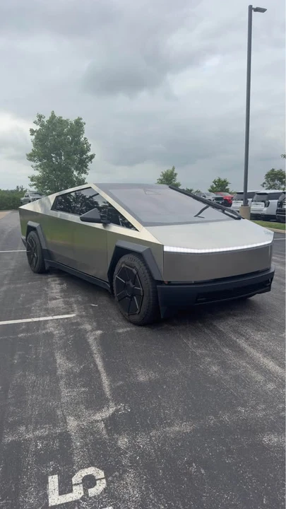 2025 Tesla Cybertruck - Image 2 of 10