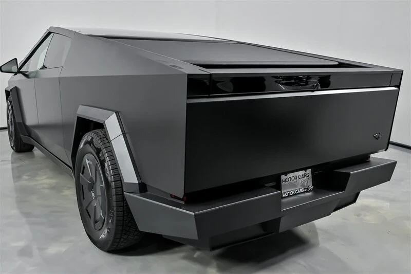 2025 Tesla Cybertruck - Image 10 of 21