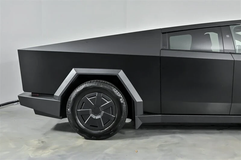 2025 Tesla Cybertruck - Image 13 of 21