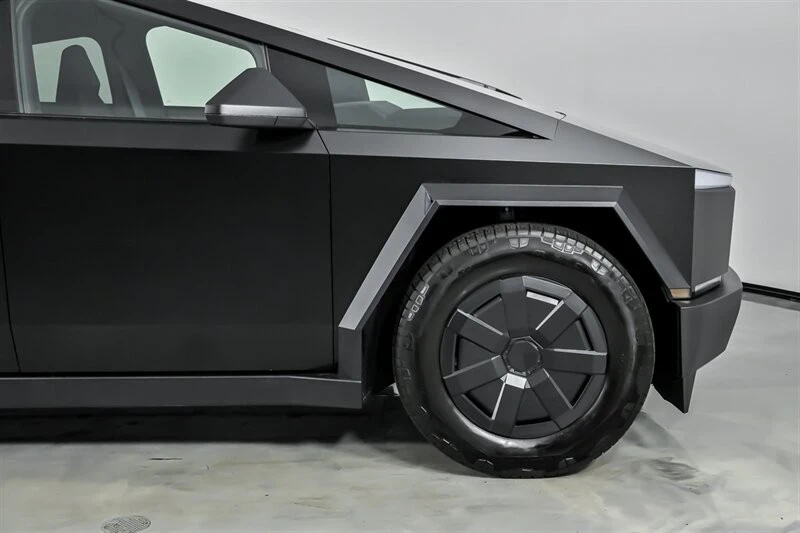 2025 Tesla Cybertruck - Image 15 of 21