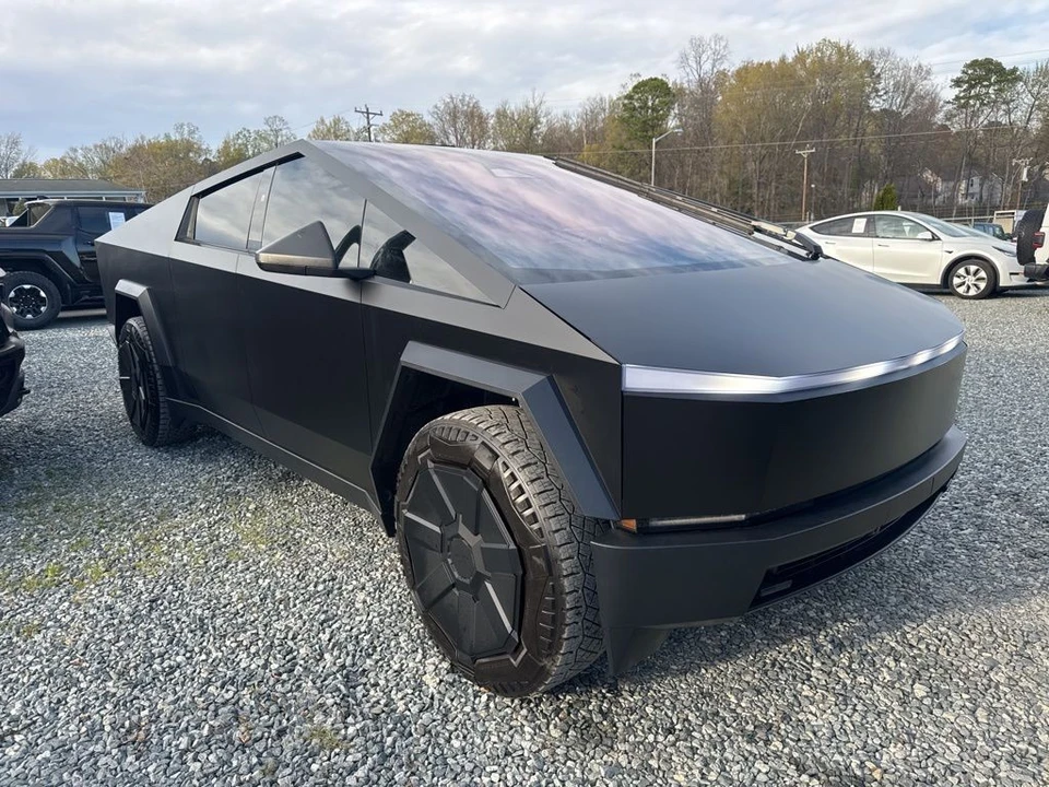 2025 Tesla Cybertruck - Image 2 of 5