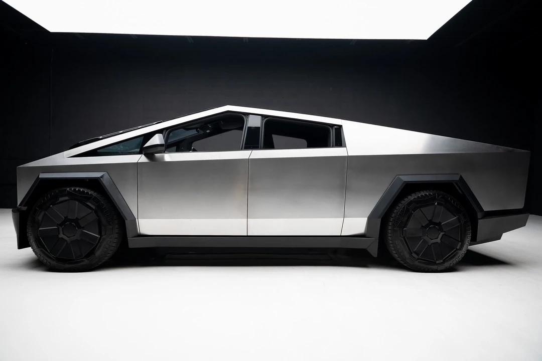 2025 Tesla Cybertruck - Image 15 of 21