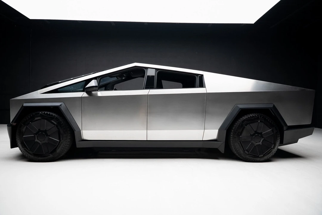2025 Tesla Cybertruck - Image 15 of 21