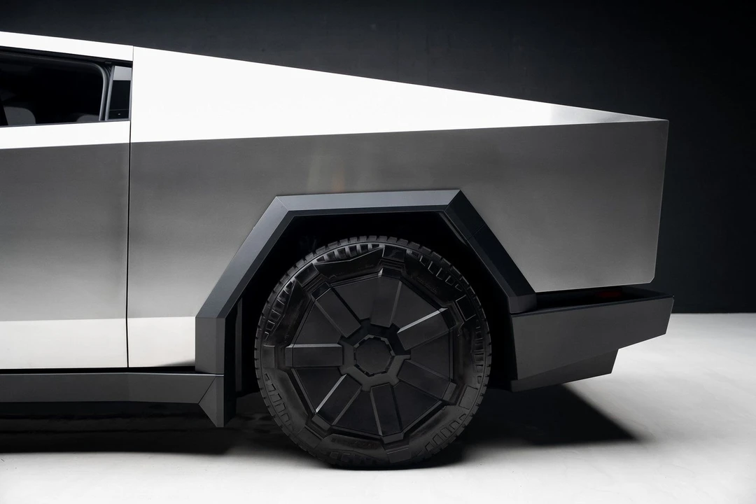 2025 Tesla Cybertruck - Image 18 of 21