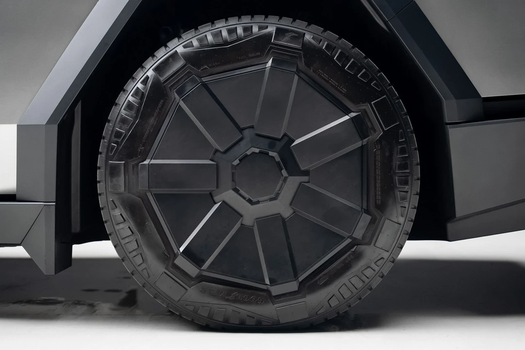 2025 Tesla Cybertruck - Image 19 of 21
