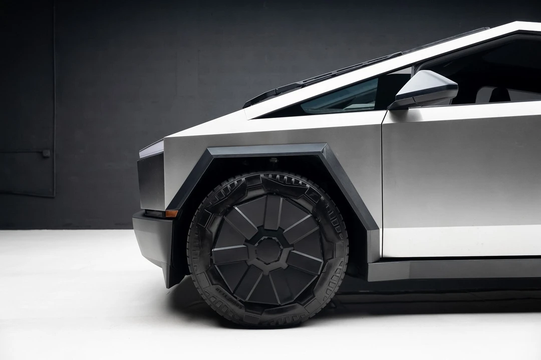 2025 Tesla Cybertruck - Image 16 of 21