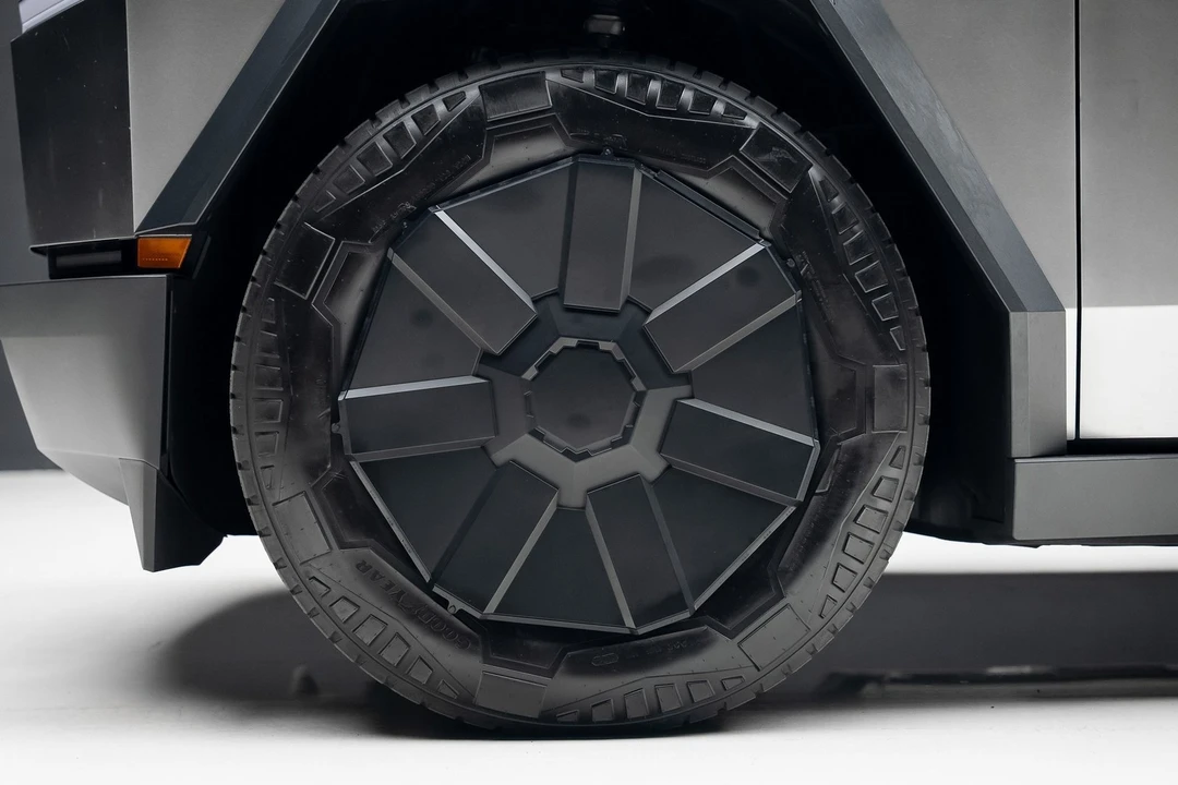 2025 Tesla Cybertruck - Image 17 of 21