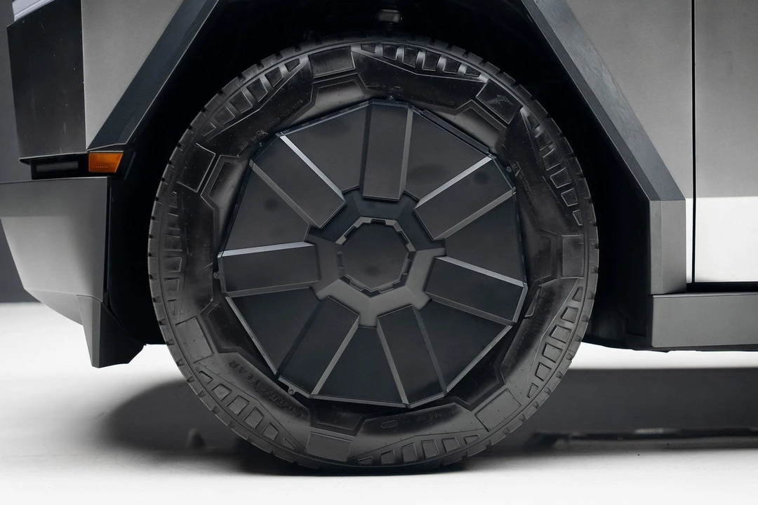2025 Tesla Cybertruck - Image 17 of 21