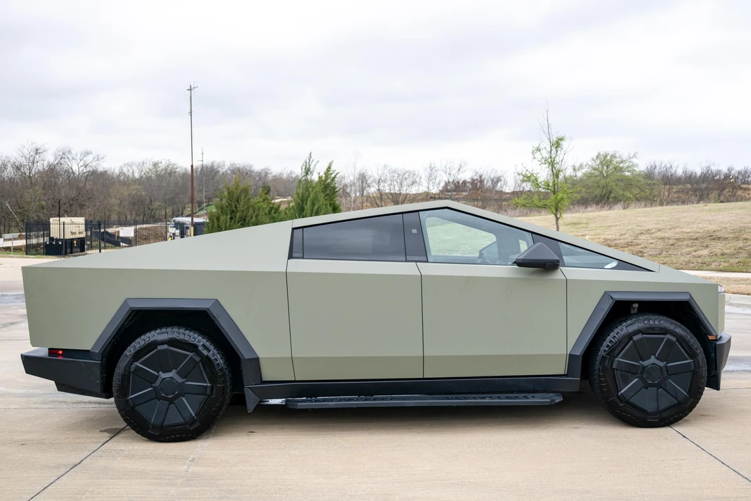 2025 Tesla Cybertruck - Image 3 of 31