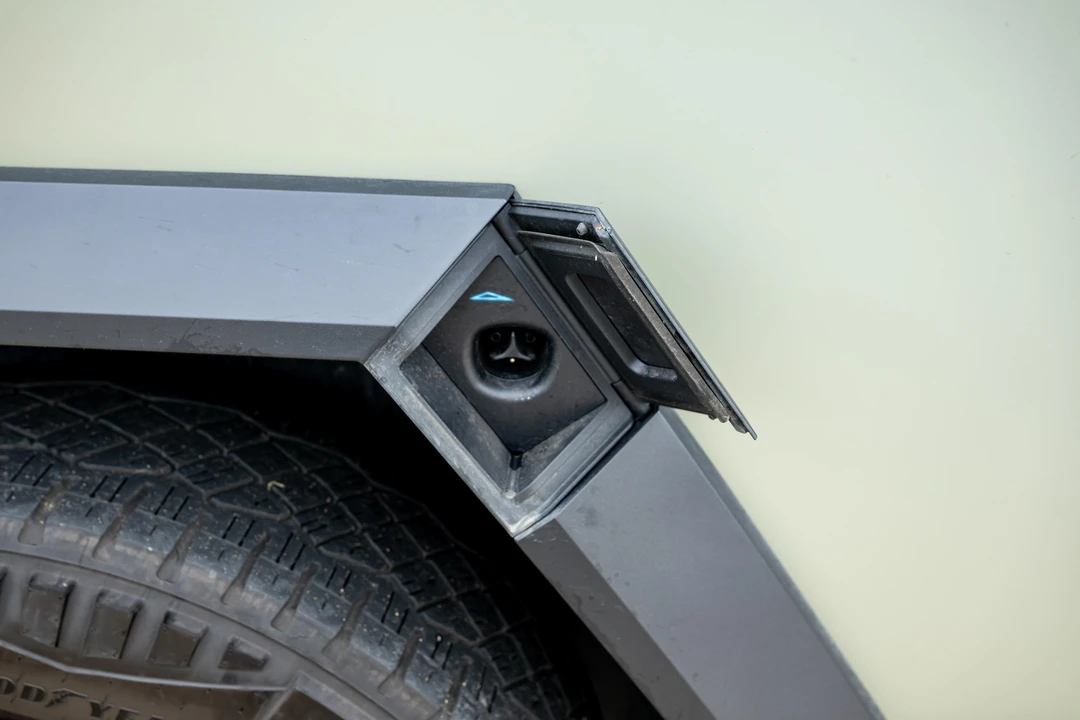 2025 Tesla Cybertruck - Image 26 of 31