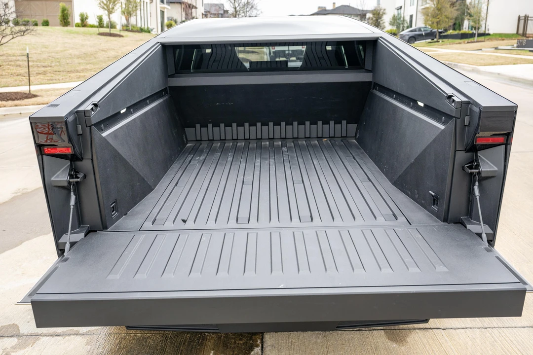 2025 Tesla Cybertruck - Image 30 of 31