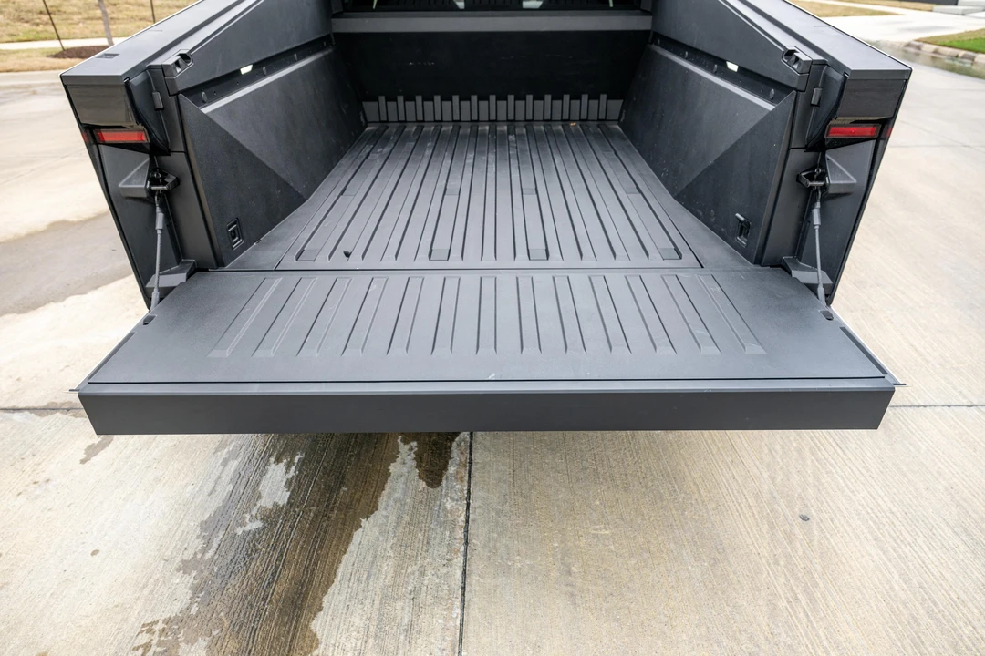 2025 Tesla Cybertruck - Image 29 of 31