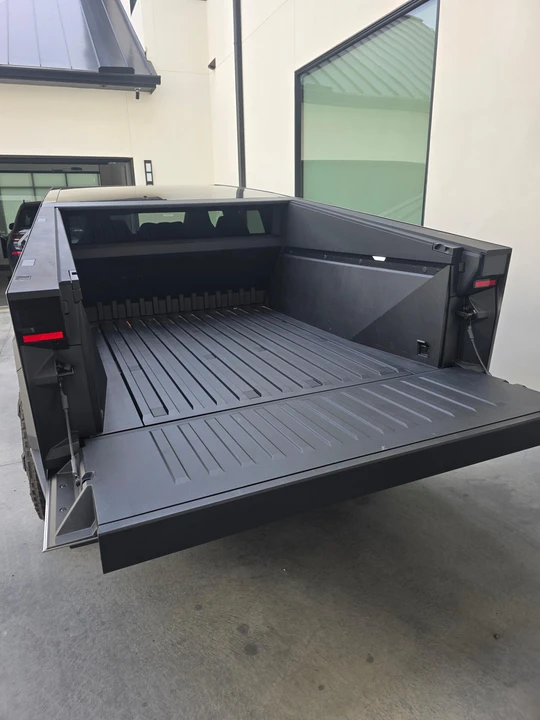 2025 Tesla Cybertruck - Image 28 of 31
