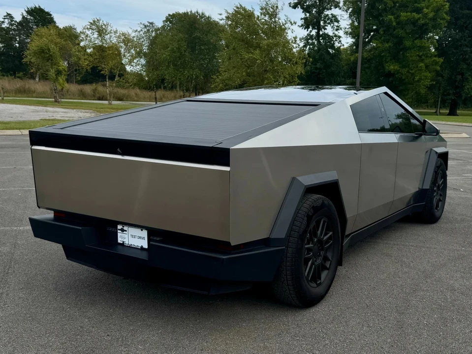 2025 Tesla Cybertruck - Image 3 of 12