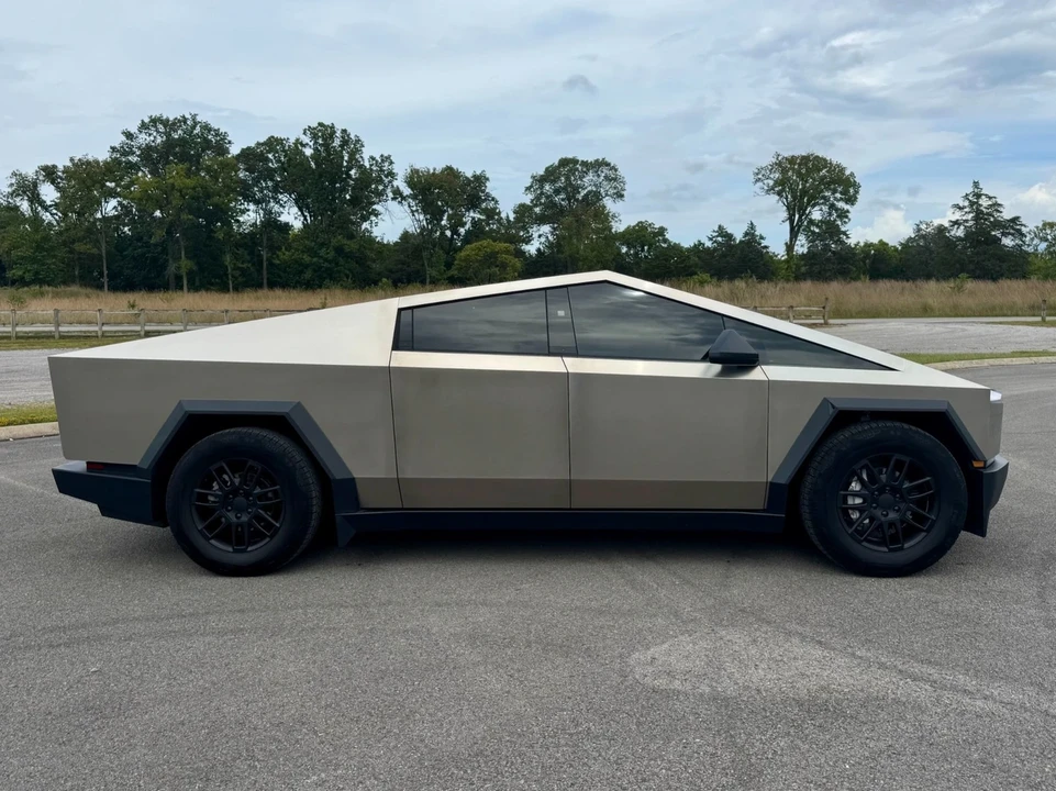 2025 Tesla Cybertruck - Image 7 of 12
