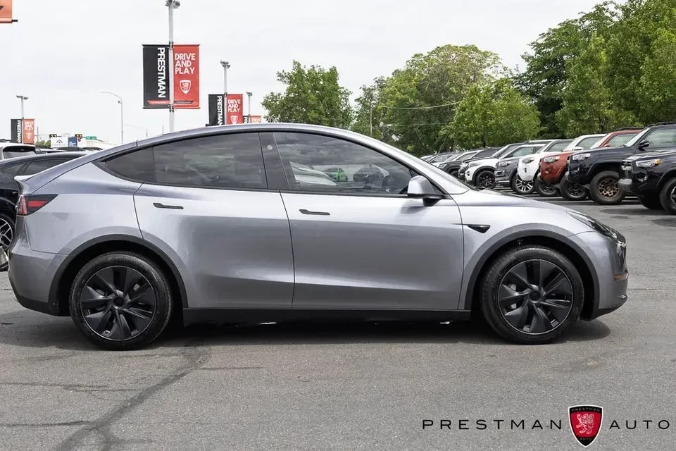 2025 Tesla Model Y - Image 4 of 9