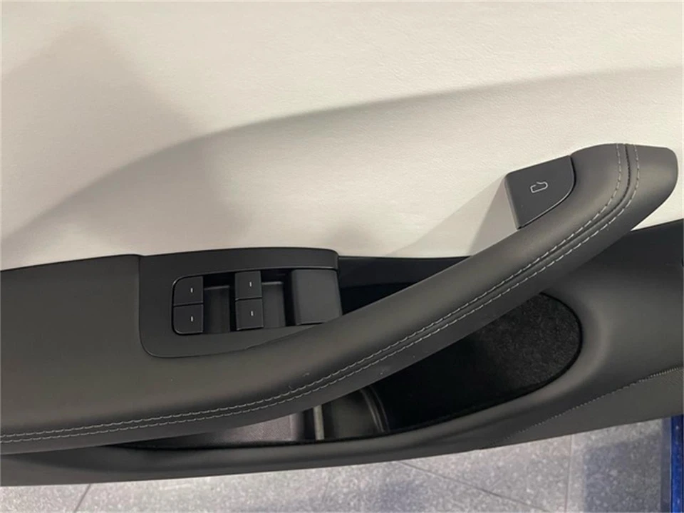2025 Tesla Model 3 - Image 23 of 31