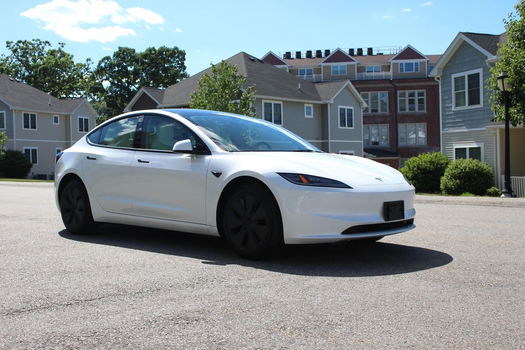 2025 Tesla Model 3 - Image 8 of 31