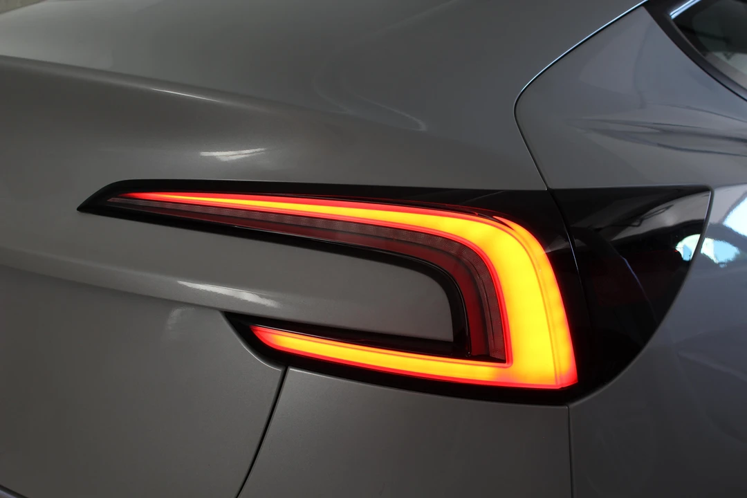 2025 Tesla Model 3 - Image 19 of 31