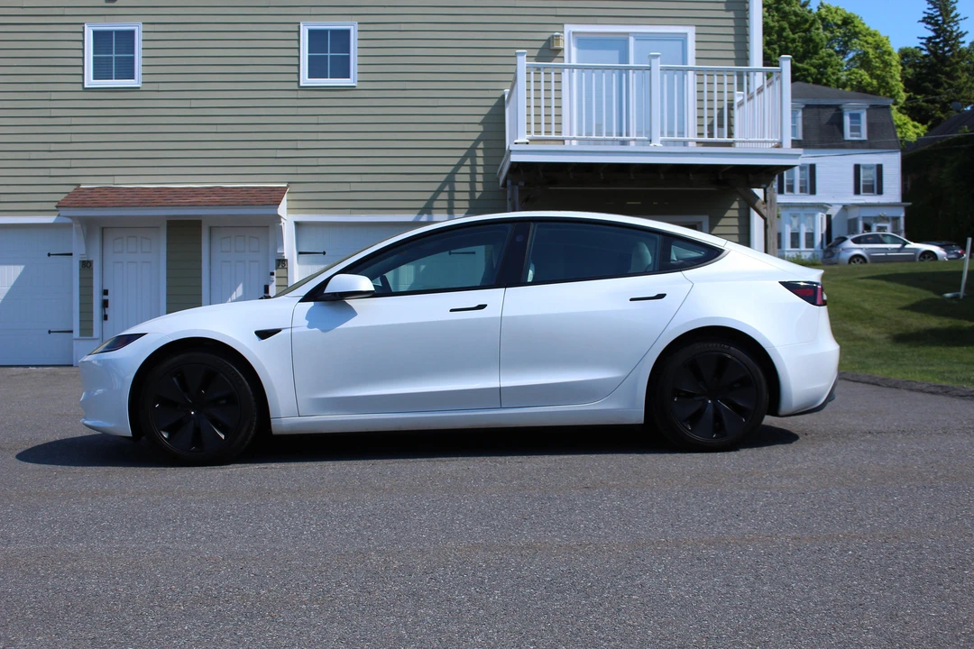 2025 Tesla Model 3 - Image 6 of 31