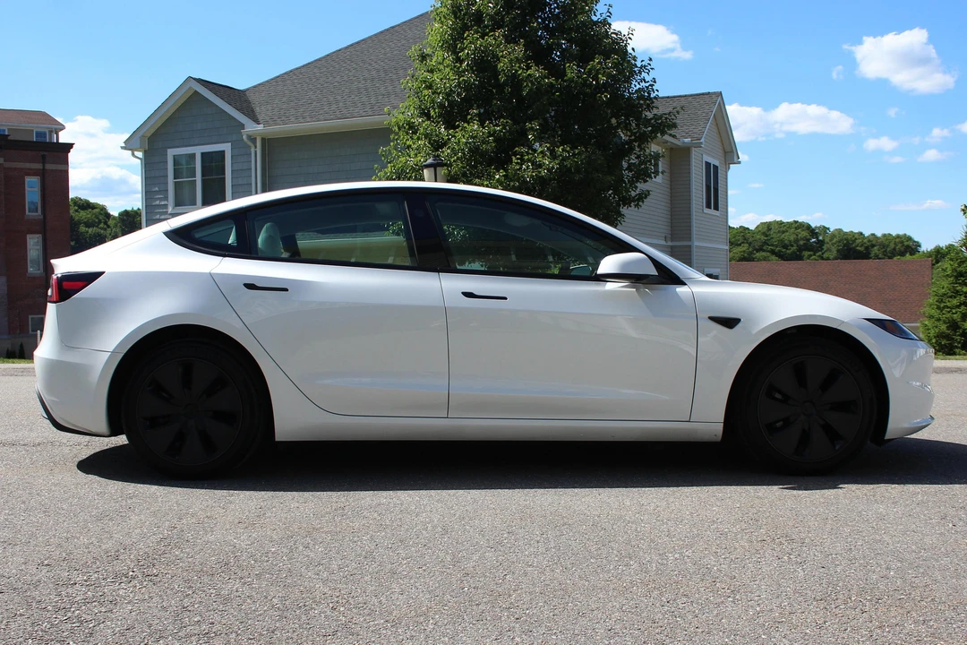 2025 Tesla Model 3 - Image 3 of 31
