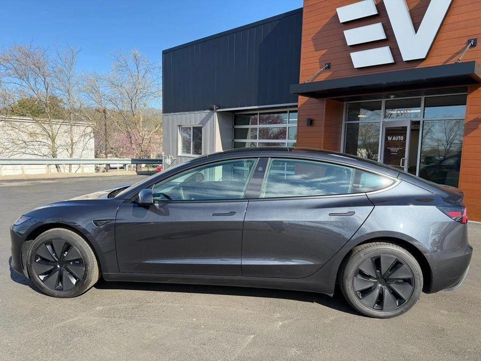 2025 Tesla Model 3 - Image 8 of 21