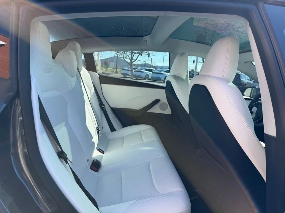 2025 Tesla Model 3 - Image 17 of 19
