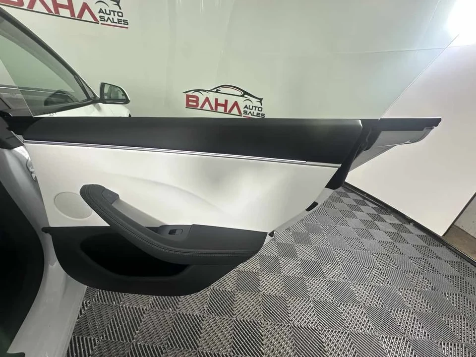 2025 Tesla Model 3 - Image 19 of 21