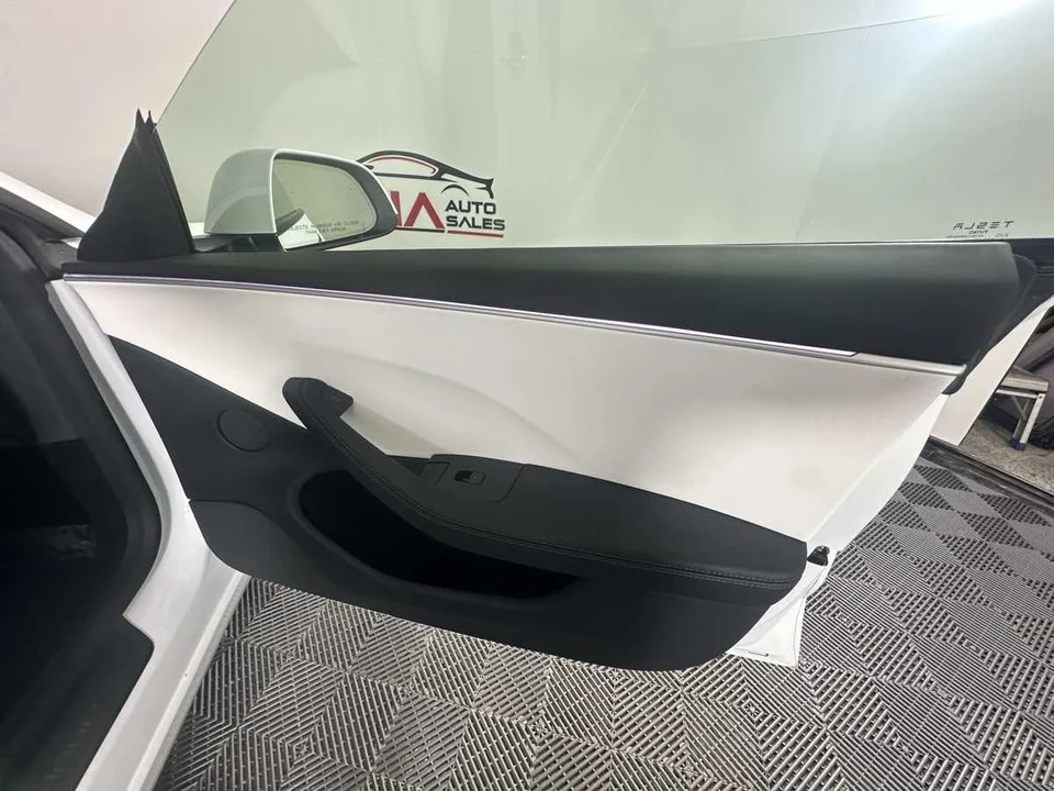 2025 Tesla Model 3 - Image 17 of 21