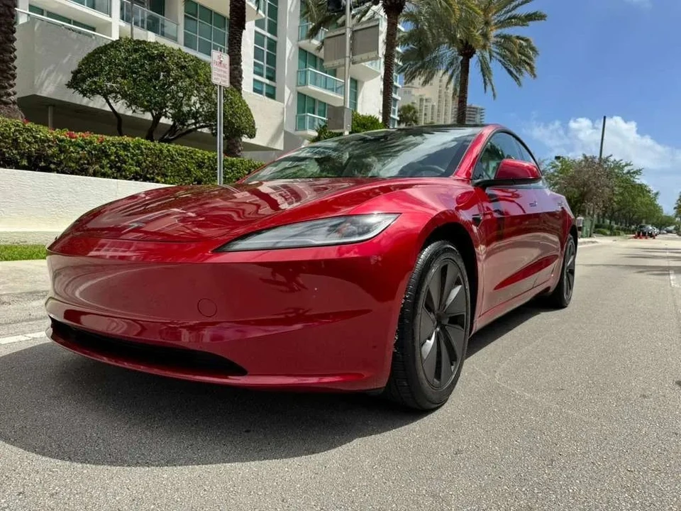 2025 Tesla Model 3 - Image 9 of 12
