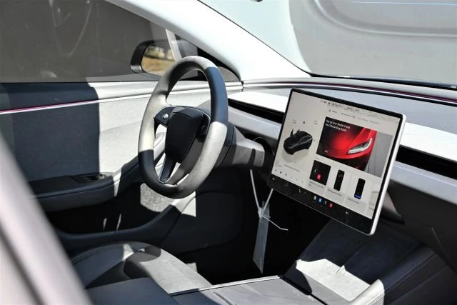 2025 Tesla Model 3 - Image 9 of 19