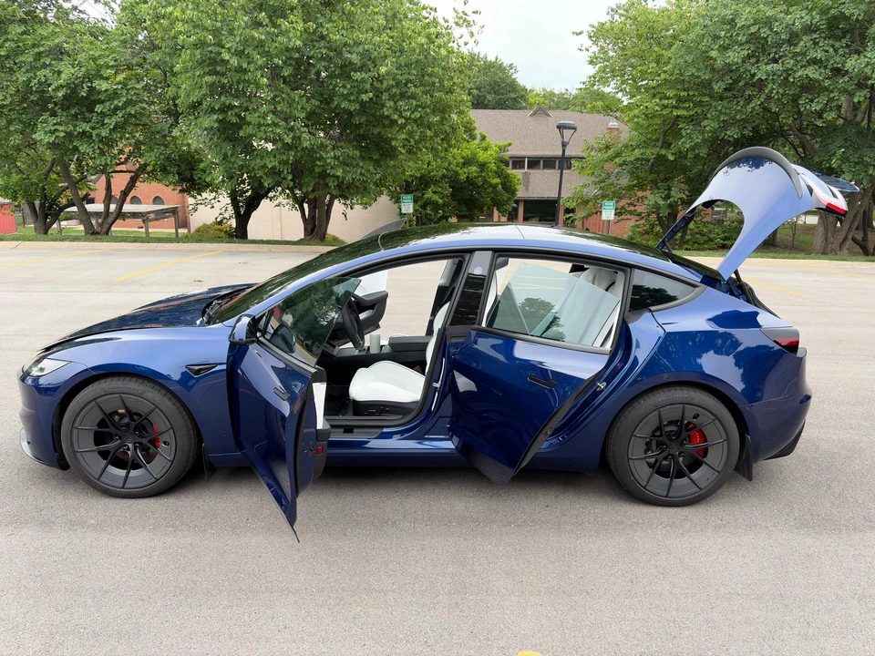 2025 Tesla Model 3 Performance - Image 17 of 31