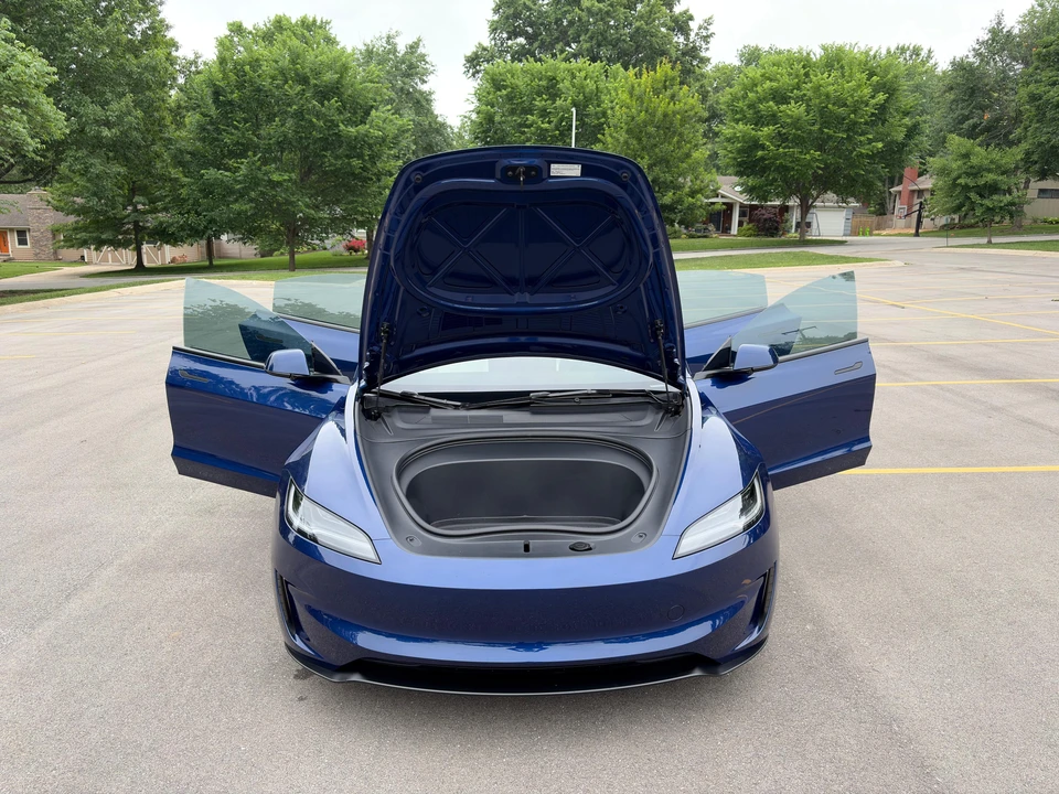 2025 Tesla Model 3 Performance - Image 16 of 31
