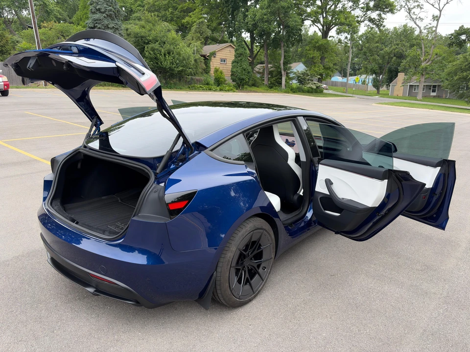 2025 Tesla Model 3 Performance - Image 19 of 31