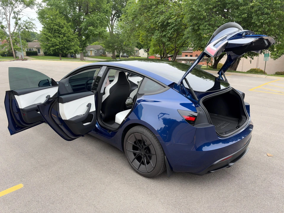 2025 Tesla Model 3 Performance - Image 18 of 31