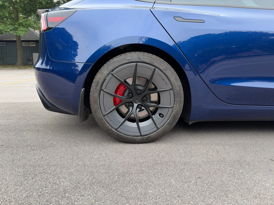 2025 Tesla Model 3 Performance - Image 25 of 31