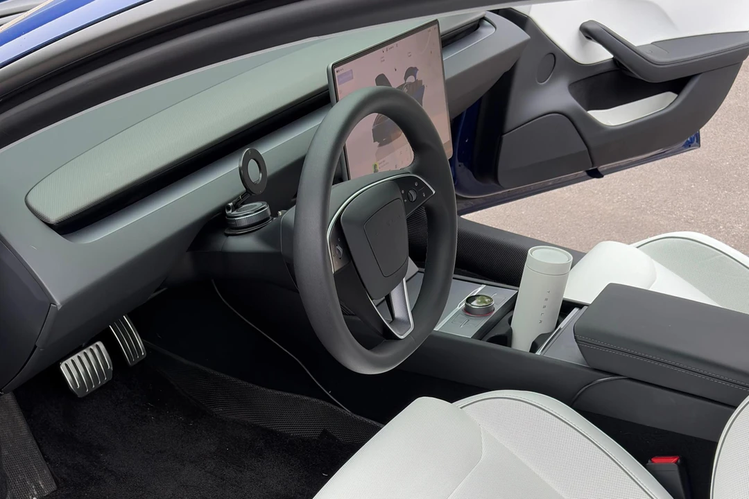 2025 Tesla Model 3 Performance - Image 27 of 31