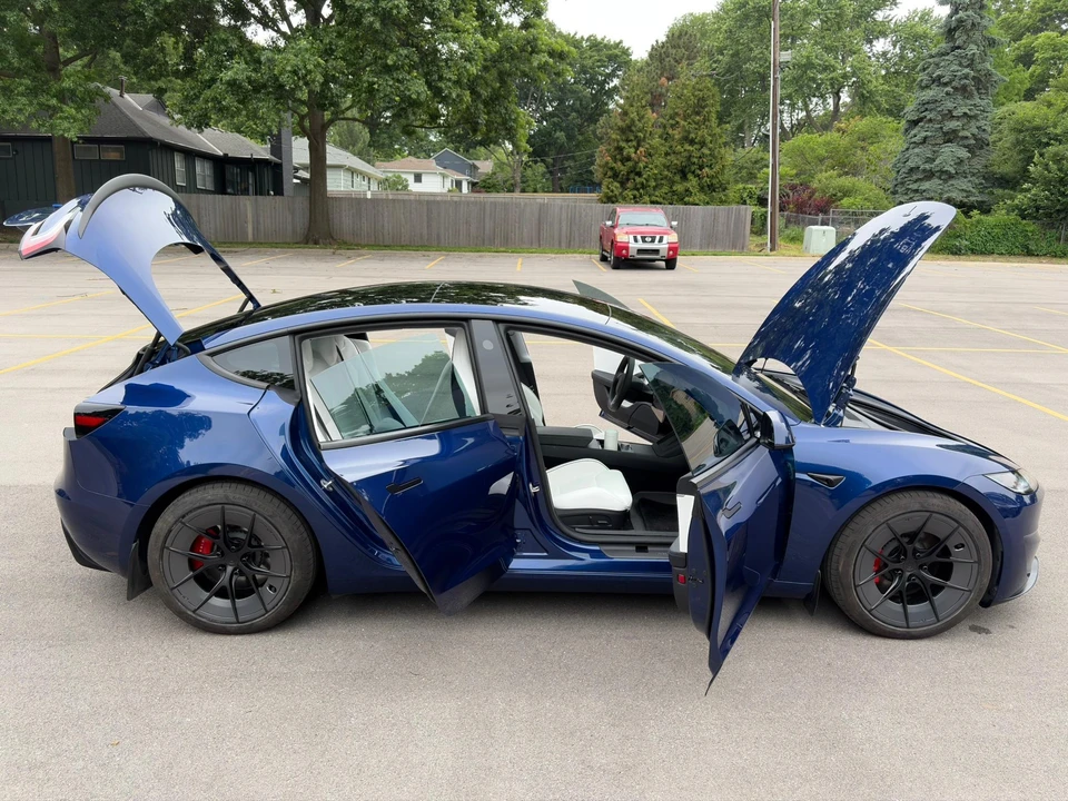 2025 Tesla Model 3 Performance - Image 20 of 31