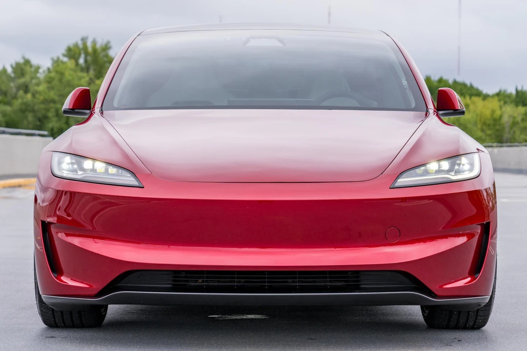 2025 Tesla Model 3 Performance - Image 2 of 31