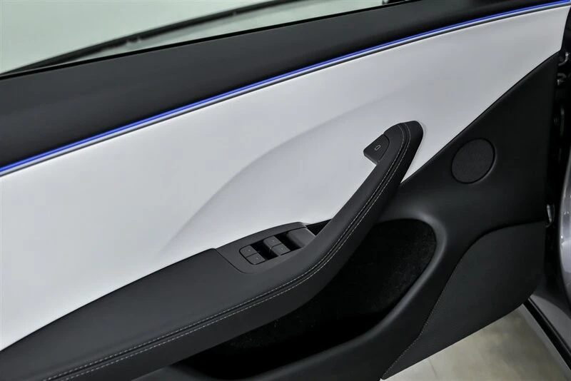 2025 Tesla Model 3 Performance - Image 18 of 21