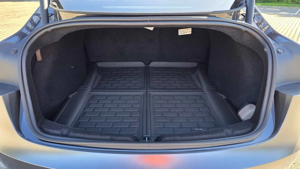 2025 Tesla Model 3 Performance - Image 16 of 21