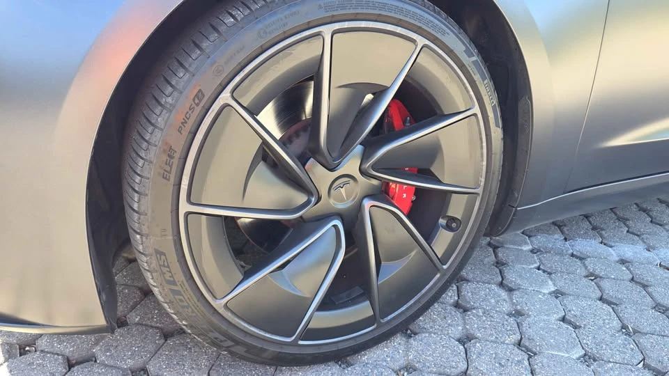 2025 Tesla Model 3 Performance - Image 10 of 21