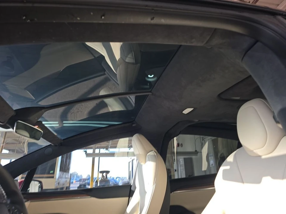 2025 Tesla Model X - Image 8 of 10